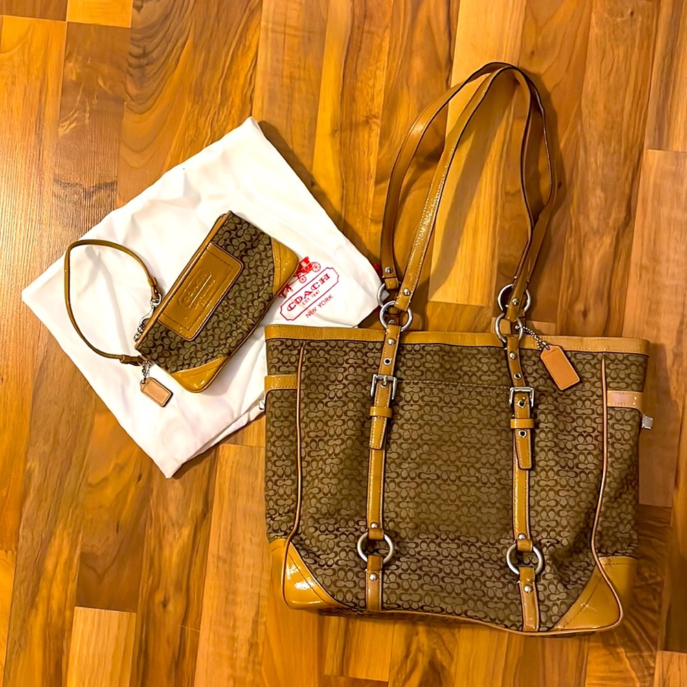 Coach tote with wristlet wallet 👜